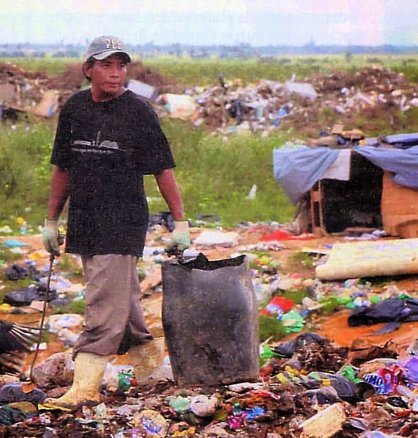 Índio macuxi Adalto da Silva num lixão sem emprego,  teve que deixar Raposa/Serra do Sol