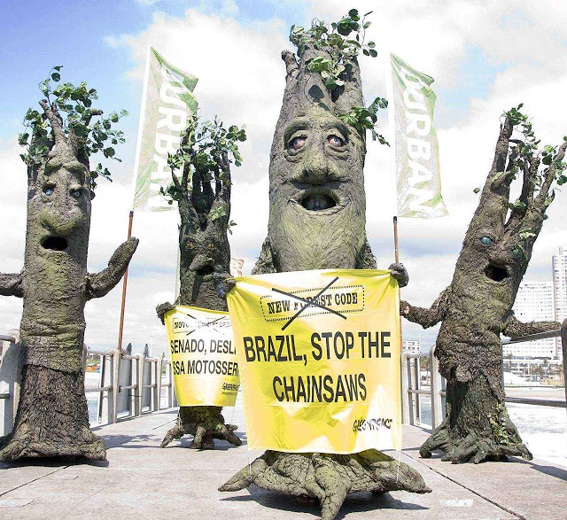 Afinal é mera propaganda com viés ideológico: Greenpeace protesta contra desmatamento na Amazônia, em Durban, África do Sul.