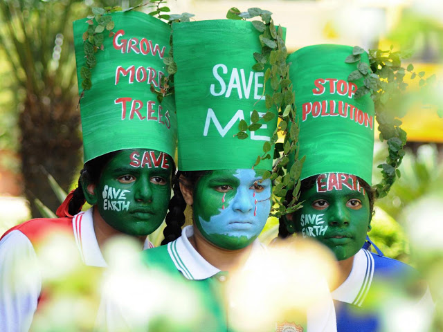 O 'Dia da Terra' já não mobiliza. Encenações teatrais preenchem o vazio. O Earth Day 2015 na Índia.