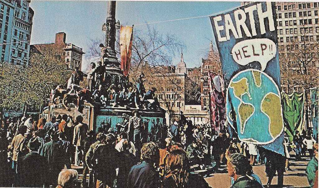 Uma nova revolução começou de mãos dadas com o hippismo, a maconha, o amor livre e o pacifismo pro-soviético. Earth Day 1970 em NYC.