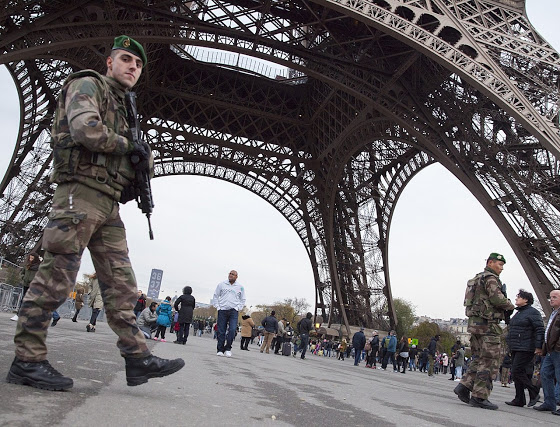 Embaixo da Tour Eiffel. Em Paris sob o terror não há ambiente para o carnaval anarco-ecológico das ONGs verdes.