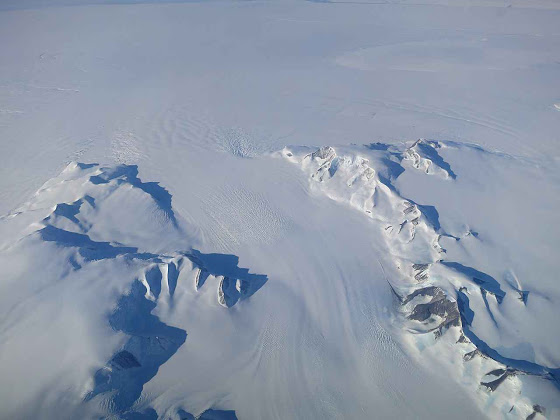 Novo estudo da NASA mostra que o gelo está aumentando na Antártica e está tirando água dos oceanos e diminuindo seus níveis