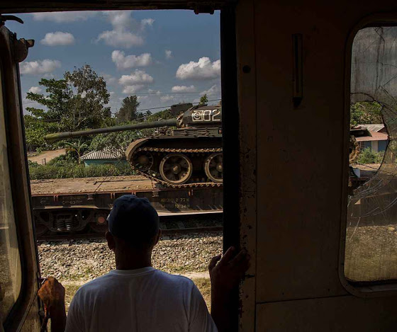 Um enferrujado tanque soviético ameniza o panorama.