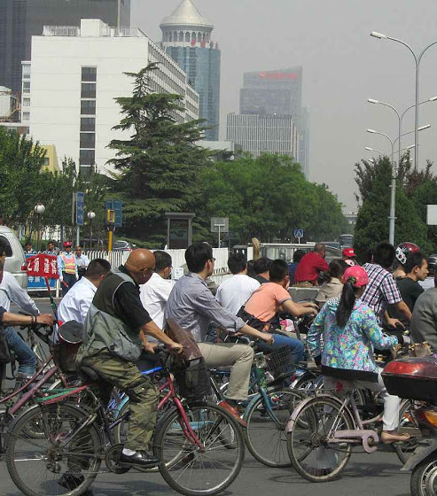 Com os carros demonizados, os ciclistas em Pequim ficam mais perto do ideal do miserabilismo ambientalista e do velho marxismo maoista também!