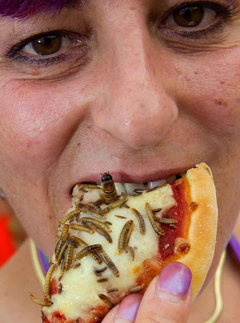 Pizza de insetos. O olhar da mulher transparece profundo mal-estar