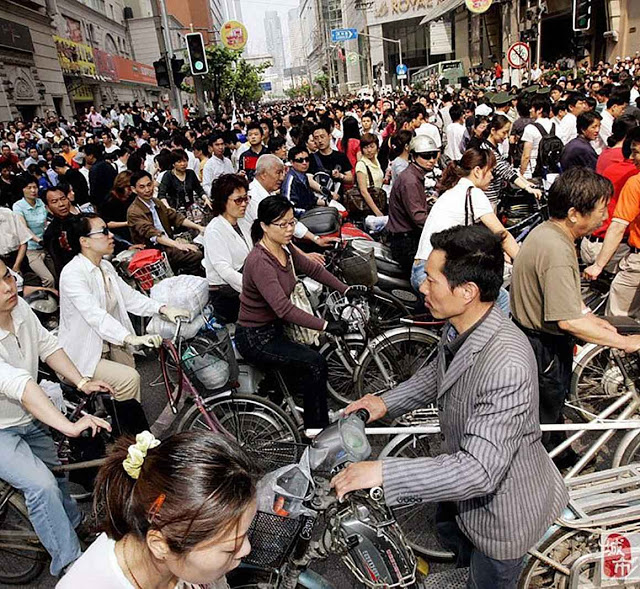 Ciclistas em Kuonming, China. Mao Tsé Tung será tido como profeta das energias renováveis de origem humano?