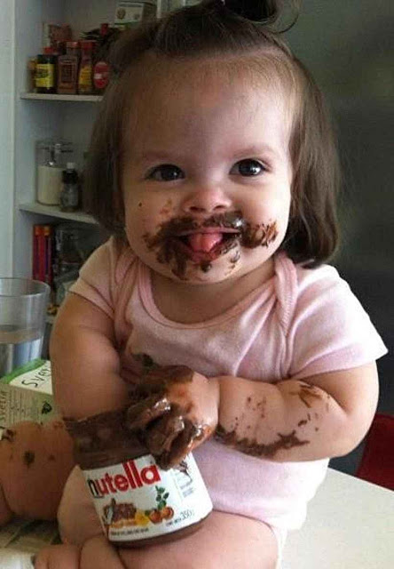 Criança consumindo Nutella contribui ao desmatamento, aquecimento global, etc., segundo ministra de Meio Ambiente