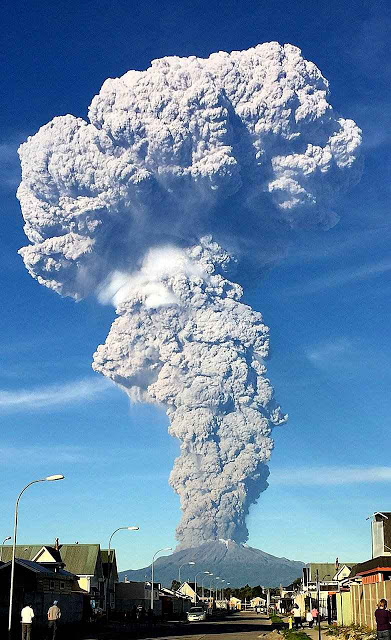 Erupção do vulcão Calbuco, Chile, 23-04-2015. As emissões dessa erupção ainda que moderada superam espantosamente as das chaminés industriais