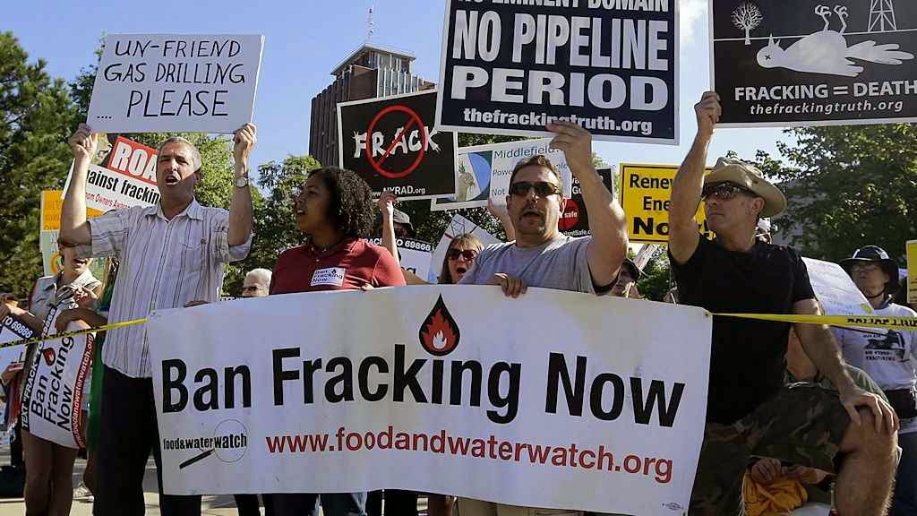 Se a ciência e a técnica depõem contra nós, pior para elas parecem dizer 'verdes'. Protesto anti-fracking 'Global Frackdown Rally' em White Plains