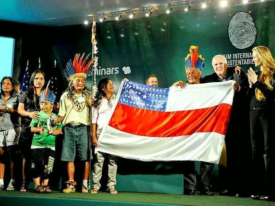 O cineasta James Cameron com índios num Foro de Sustentabilidade da Amazônia, 2009.  Há tempos ONGs transnacionais planetárias querem por a mão na Amazônia.  Na foto com a bandeira do Estado de Amazonas.