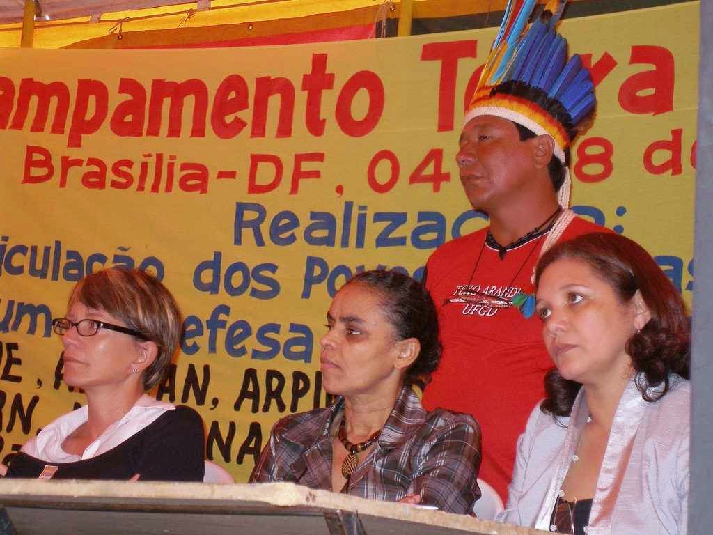 Índios com aliados no Acampamento Terra Livre, Brasília, Maio de 2009. Brasil está na mira da neoreligião comunista 'verde'.