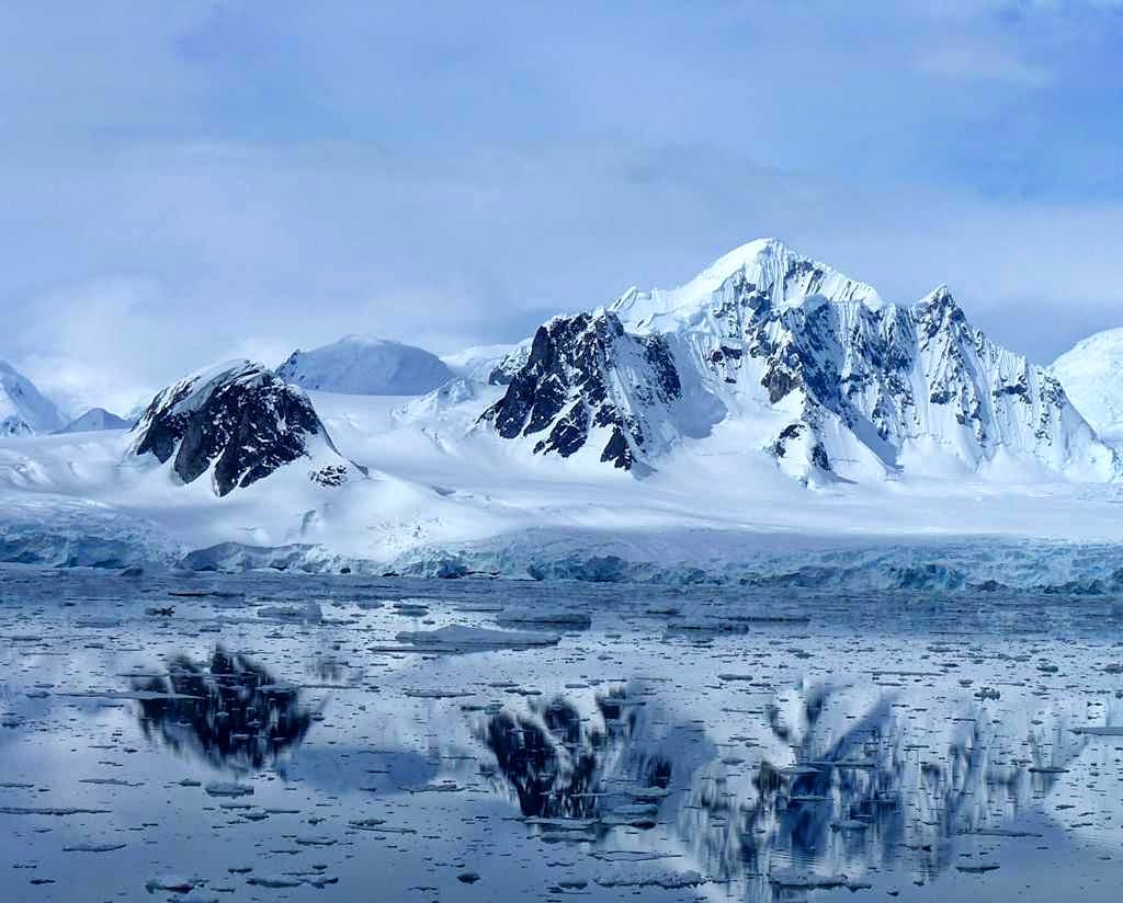 Antártida continente com 70% da agua doce do mundo, vulcões e montanhas