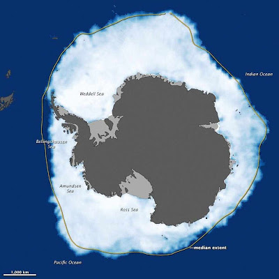 Em meio a imensas oscilações interanuais e locais,  o gelo da Antártica está crescendo 1% cada década.  A linha amarela indica a média da expansão invernal.  Podem se apreciar diminuições na Antártica Ocidental (à esquerda)  e expansões em muitos outros pontos