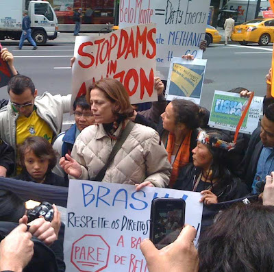 Atriz Sigourney Weaver e grupúsculos manifestam em New York contra Belo Monte