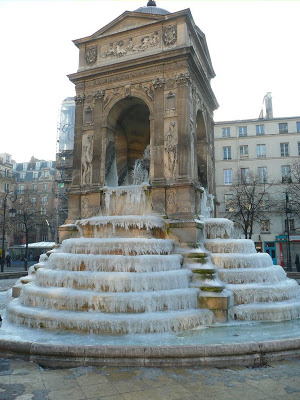 Fontaine des Innocents congelada em Paris, 2009