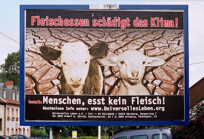 Cartaz ambientalista radical na Alemanha. Acima: 'Comer carne deteriora o clima', embaixo 'Homens, não comam carne!'