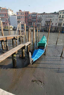 Veneza: góndola sobre o fundo