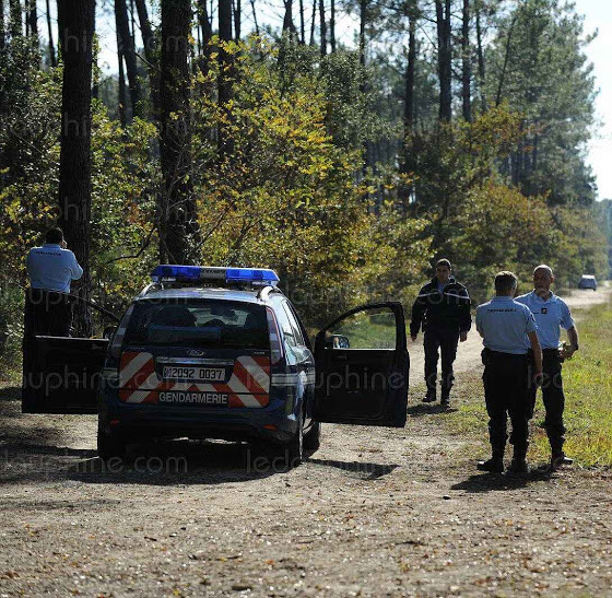 Gendarmes franceses trabalham no local da tentativa de suicídio do 'Dr Morte'.