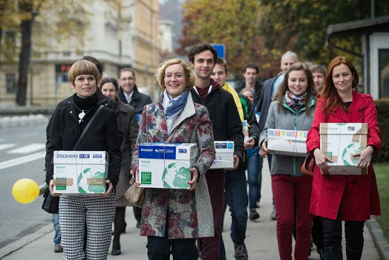 Levando as assinaturas para a Corte Constitucional