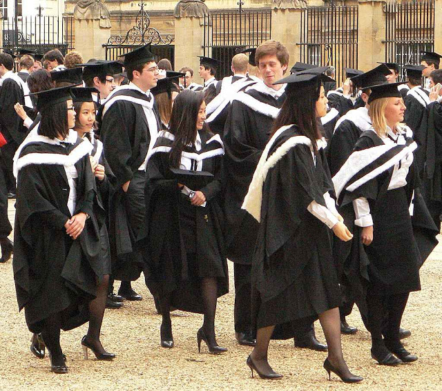 Na Universidade de Oxford: uniforme acadêmico nas datas importantes.