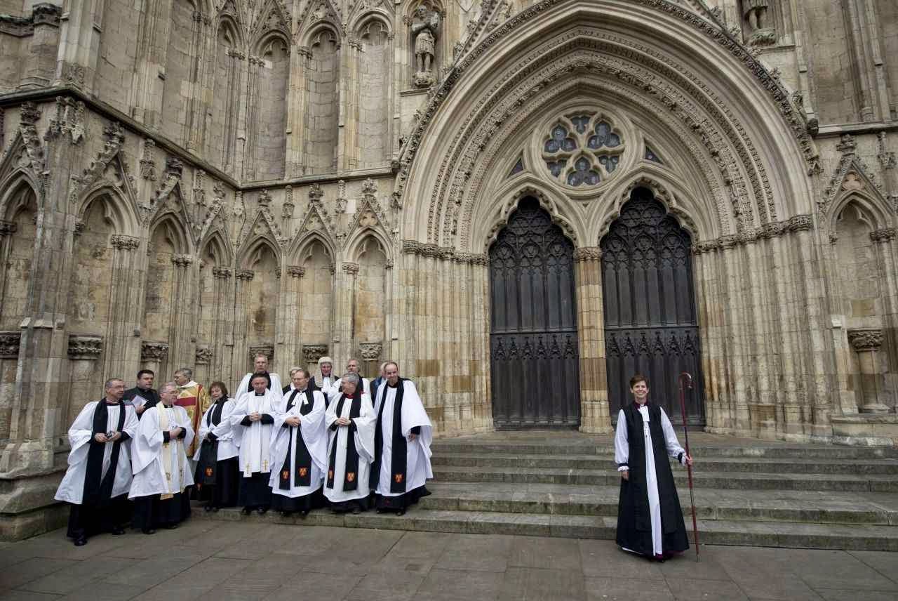 Inglaterra. Primeira bispa anglicana. Fiéis fogem em debandada.