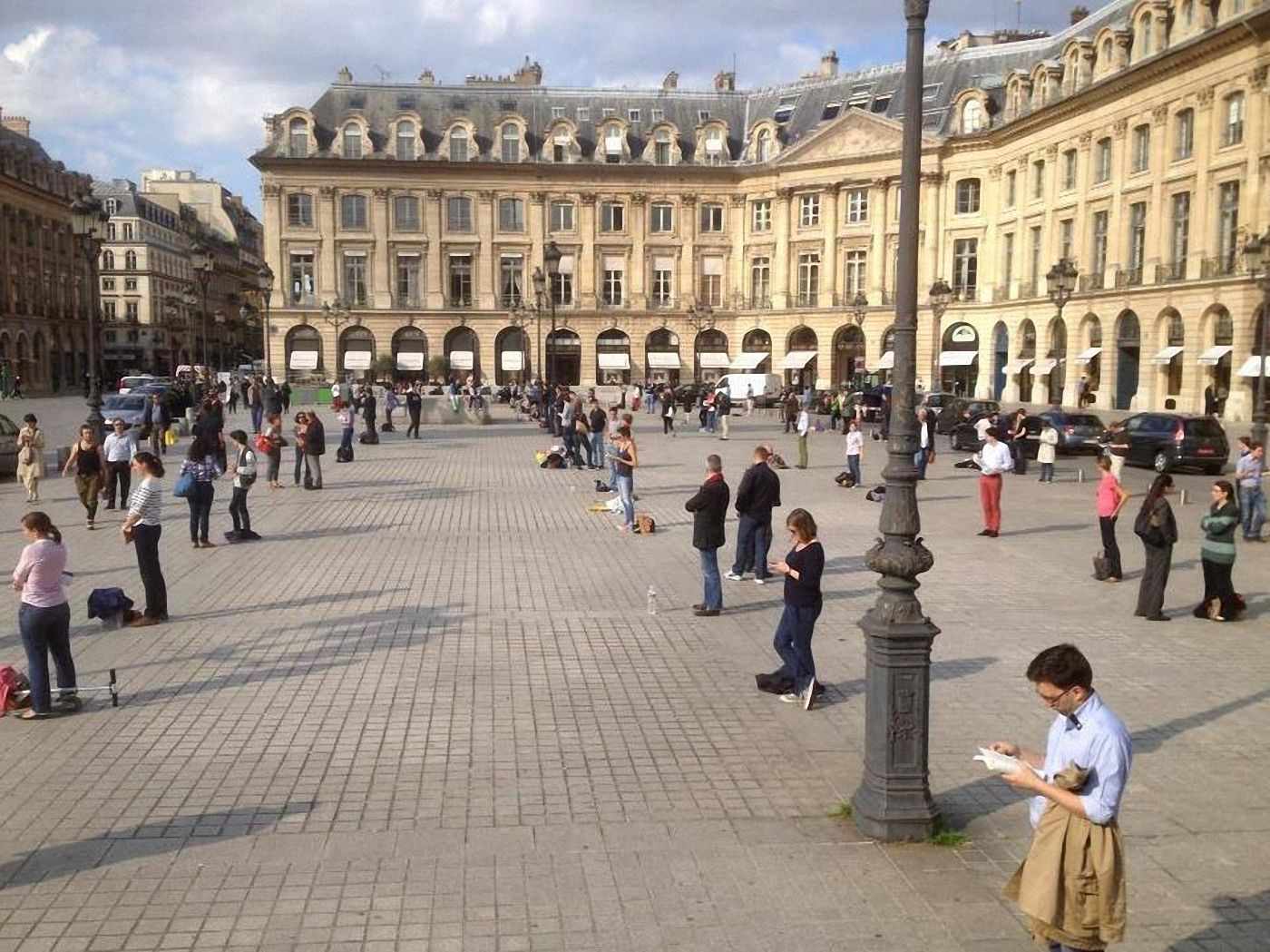 'Veilleurs debout' na Place Vendôme diante do Ministério da Justiça, de Mme Taubira,  promotora da lei de "casamento igualitário" ou "casamento homossexual"