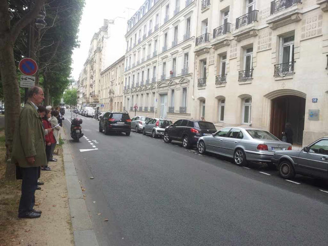 "Veilleurs debout" diante da sede da Conferência Episcopal Francesa - CEF, Paris