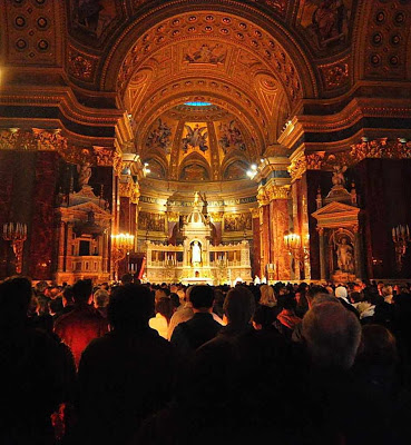 Vigília pascal na catedral de Budapest