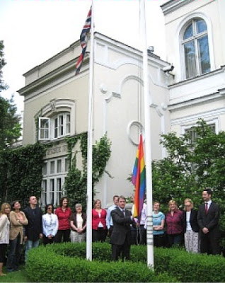 Embaixador RicTodd levanta bandeira homossexual na embaixada britânica de Varsóvia