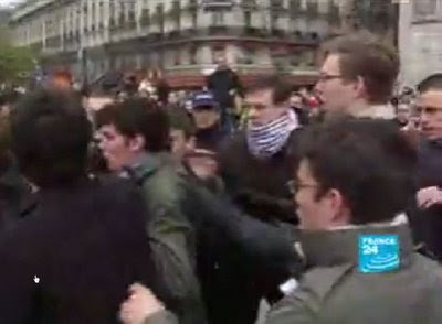 Militantes verdes e comunistas tentaram impedir saida de fieis da catedral de Paris