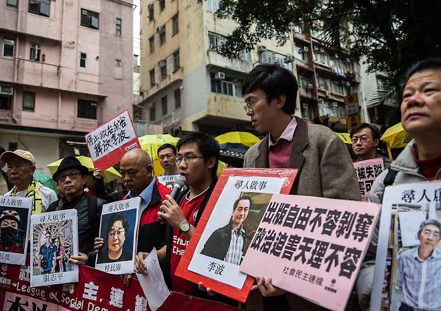 Hong Kong manifestantes pedem a liberdade de 5 livreiros 'desaparecidos' nas mãos da polícia política.