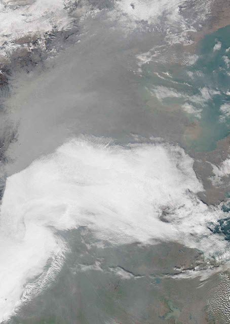 Por baixo da nuvem cinza moram centenas de milhões de chineses. Foto do Moderate Resolution Imaging Spectroradiometer da NASA.