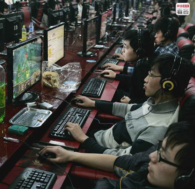 Jovens viciados na Internet jogam até desmaiar de sono diante da tela, China.