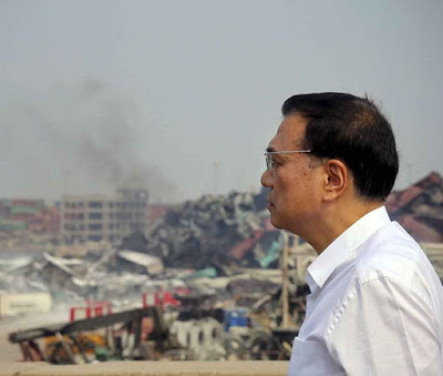 O primeiro ministro Li Keqiang contempla a magnitude do desastre. O presidente Xi Jinping prometeu transparência total mas mandou silenciar a imprensa