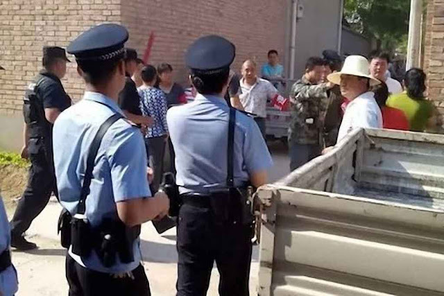 Policiais chegam a Anzhuang (Hebei) para destruir um altar 'clandestino'