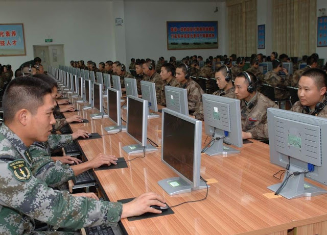 Do outro lado na aparência há mais um usuário. Na realidade há um militar visando conquistar a mente da vítima.