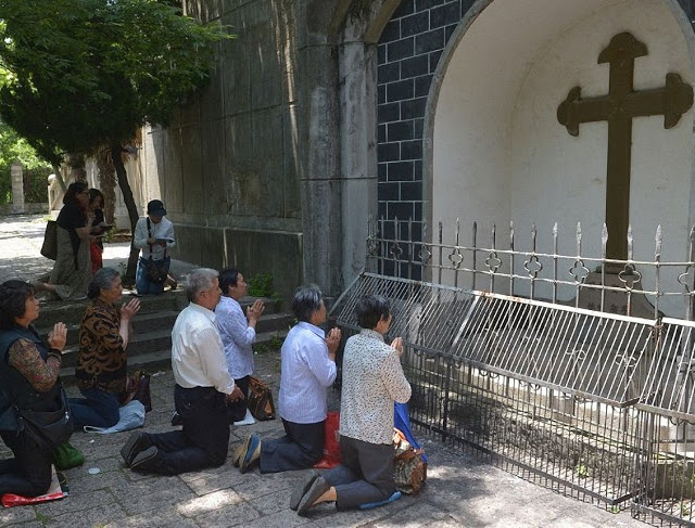 Católicos rezam na festa de Nossa Senhora Auxiliadora e de Sheshan, padroeira da China.