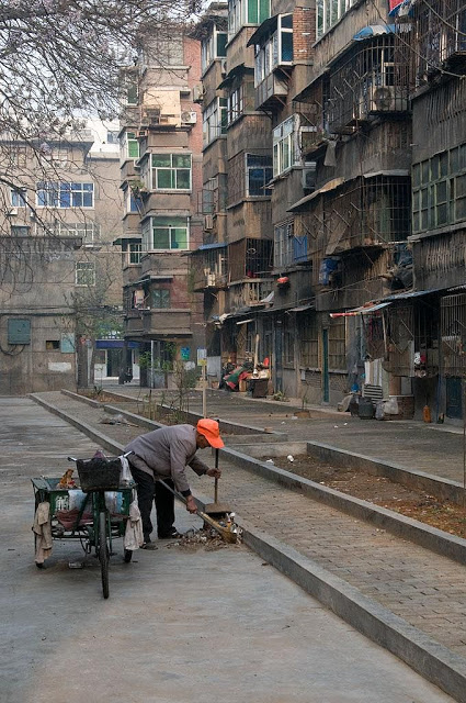 Centenas de milhões de chineses vivem na miséria enquanto o governo socialista diz se interessar pelo desenvolvimento dos outros. Foto: rua de Pequim.