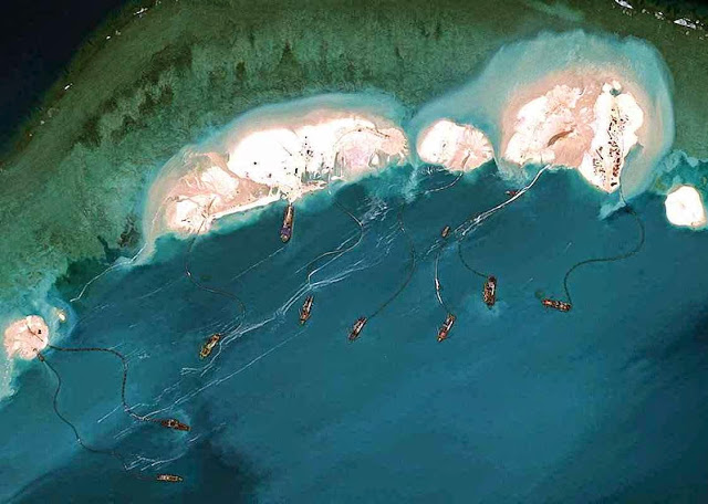 Nuvem de barcos chineses joga areia sobre corais de Mischief para forjar ilhas. Foto Digital Globe.
