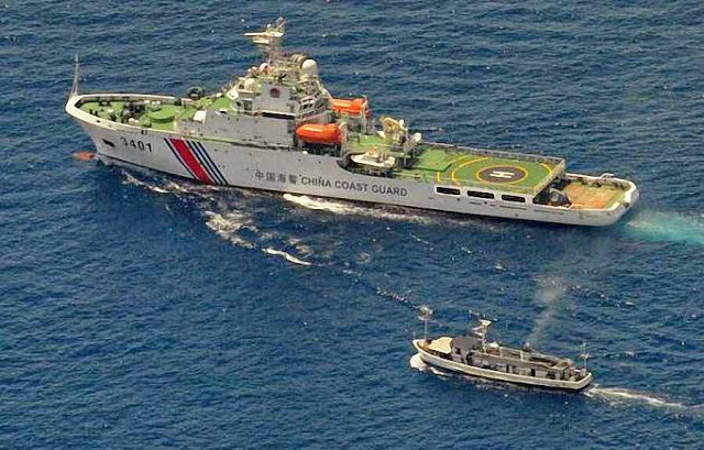 Guarda-costas chinês escoltado por barco filipino perto do recife de Second Thomas.