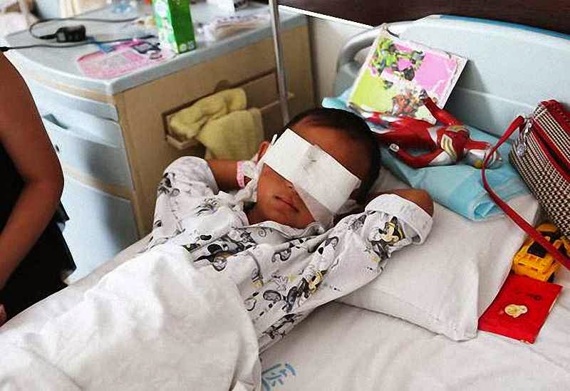 Guo Bin, 6, de Shanxi, sofreu um atentado para lhe roubar as córneas. 