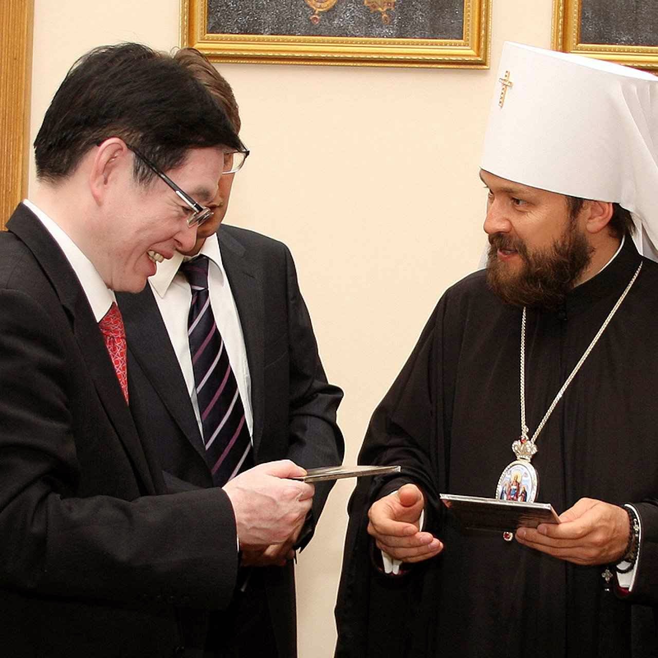 Wang Zuoan, um dos chefes da perseguição religiosa na China troca presentes com o metropolita Hilarion do Patriarcado cismático de Moscou engajado em feroz hostilidade contra os católicos ucranianos. Moscou 15-07-2014