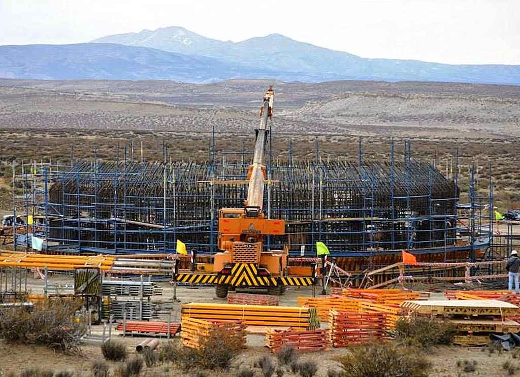 Base chinesa na Patagonia foi sendo construída ilegalmente.  O regime "nacionalista" sarou as ilegalidades.  A base será uma "ilha legal, trabalhista, policial e tributária" chinesa no país.