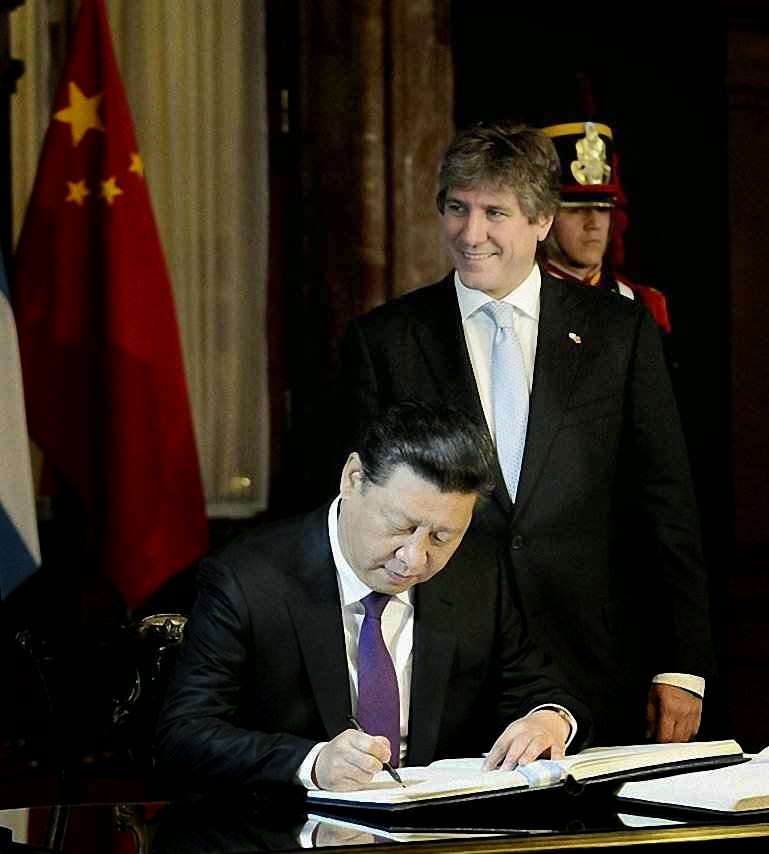 Xi Jinping assina acordos em Buenos Aires  O expansionismo chinês quer os imensos recursos da Patagônia  e o vicepresidente argentinoo anda às voltas com a Justiça.  Quem são os abutres? 