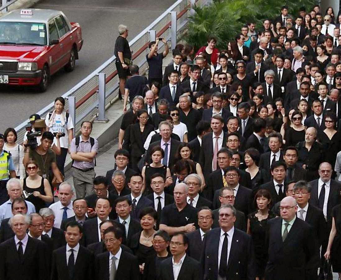 Advogados de Hong Kong fazem passeata pedindo que Pequim cesse de se inmiscuir no Judiciário.