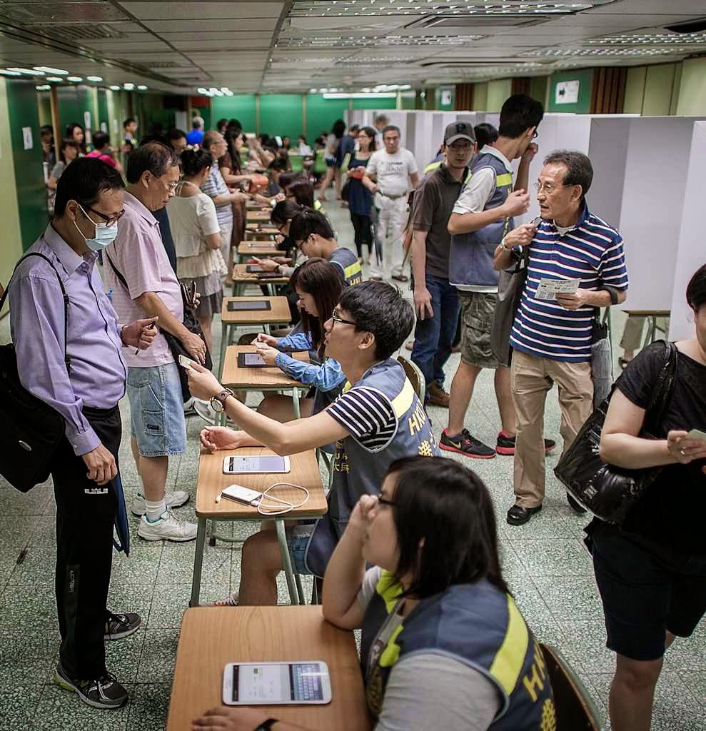 Referendo informal pelo sufragio universal em Hong Kong vituperado por Pequim