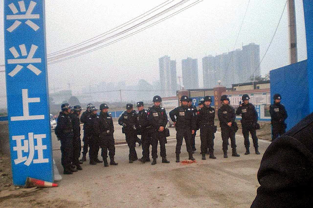 Policiais em ação para confiscar casas e terras de camponeses em Zhuguosi