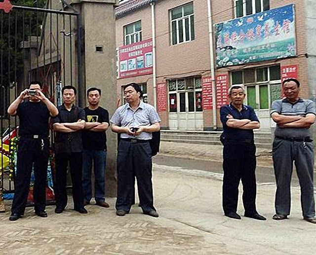 Policiais vigiam peregrinos na cidade de Donglu
