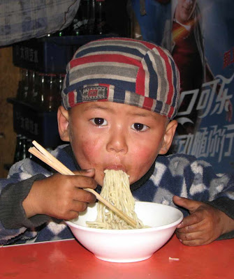 Garoto comendo com palitos é mal visto pelo regime