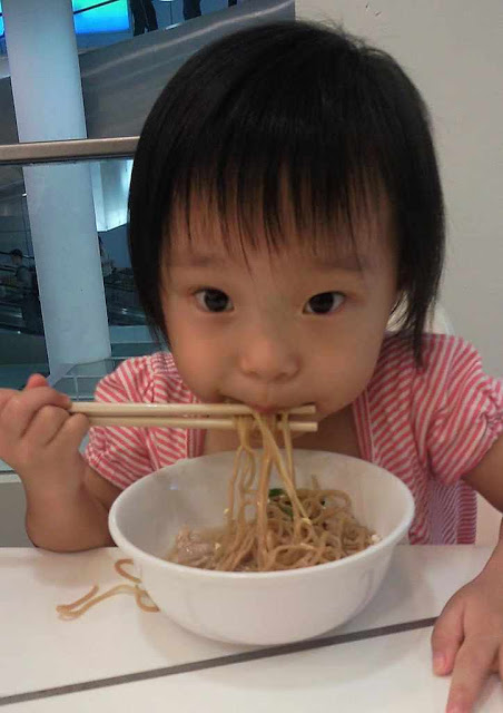 Menina comendo com palitos ameaçaria a supervivência do planeta